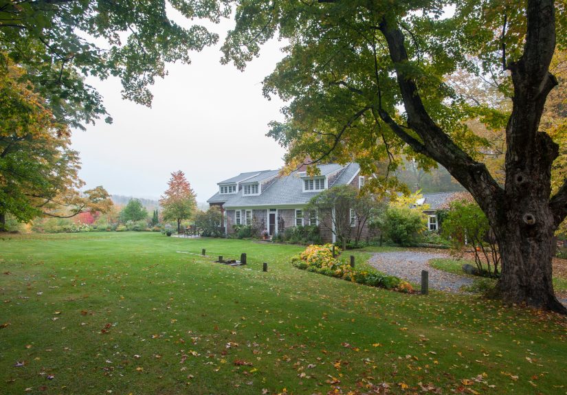 4 Tips on Aerating and Overseeding Your Lawn at the Perfect Time