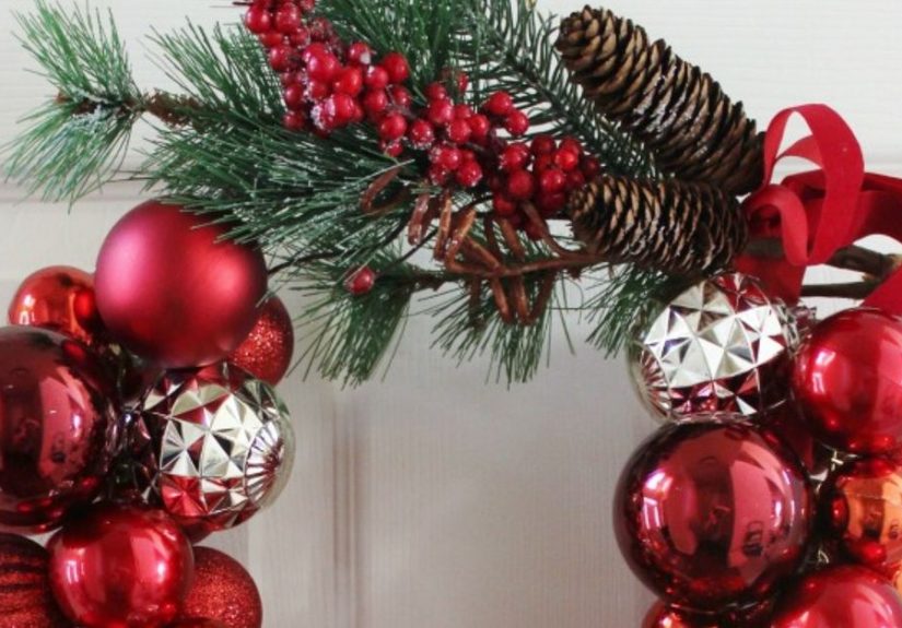 How to Make a Christmas Ornament Wreath With a Wire Hanger