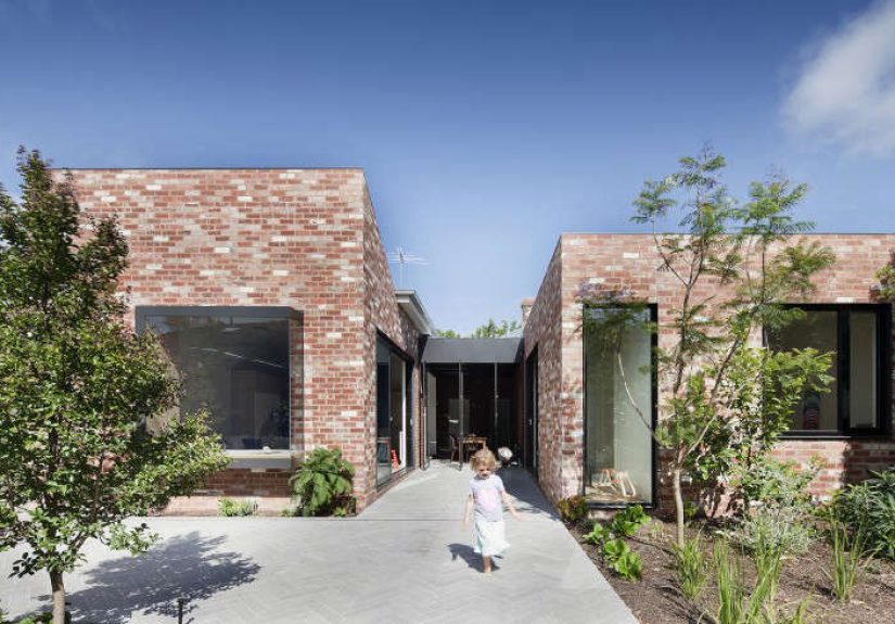 Brick Comeback: A Revived Manse in Melbourne
