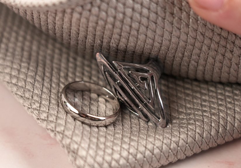 How to Clean Jewelry with Baking Soda: 3 DIY Options for You