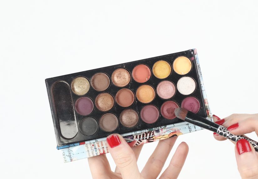 How to Do Makeup for Hazel Eyes: 14 Steps
