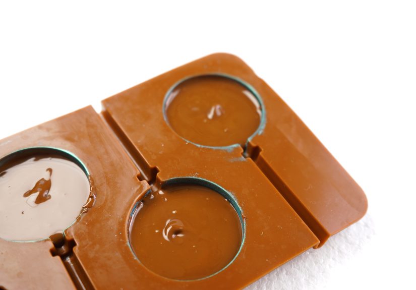 How to Put Luster Dust on Chocolate: 10 Steps